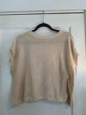 Off-white short sleeve sweater top